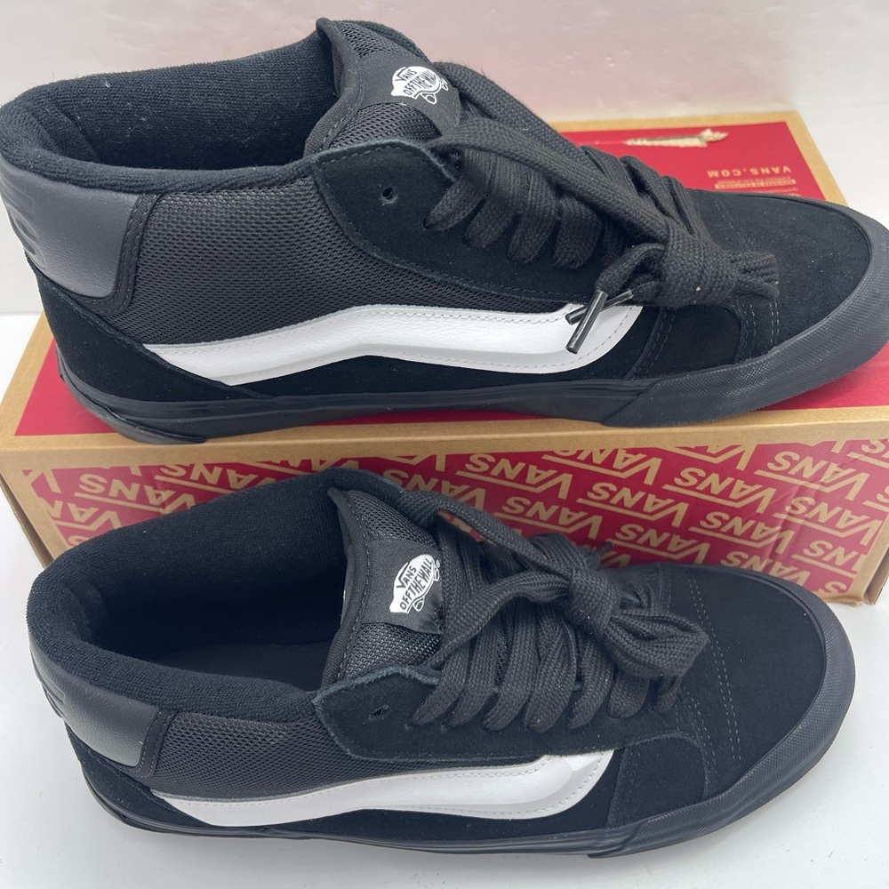 Vans Men’s 11.5 Knu Mid
Black/Black/White
VN000CQ9B8C Sneakers - Picture 2 of 16